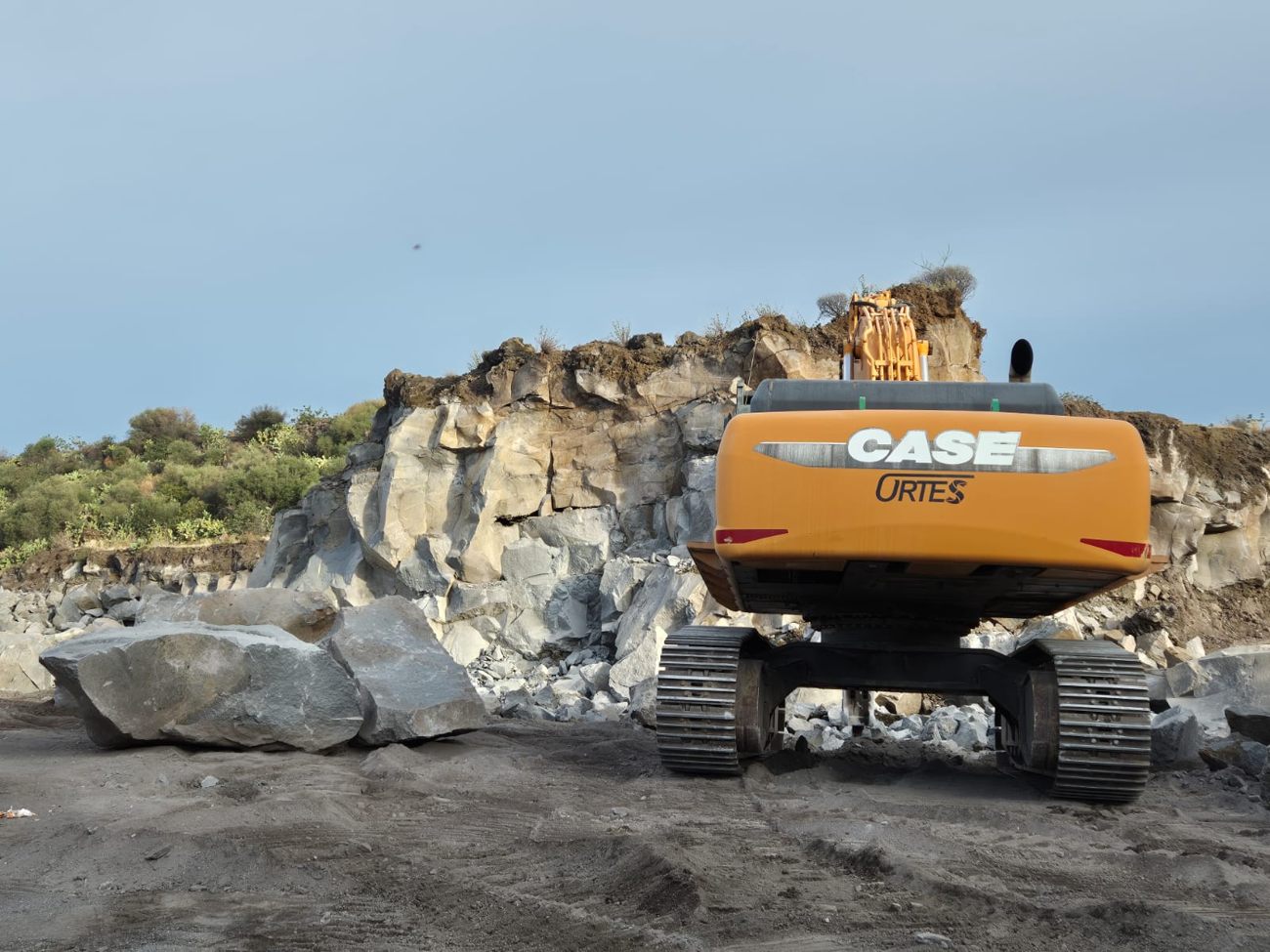 Blocchi di pietra e mezzi nella cava